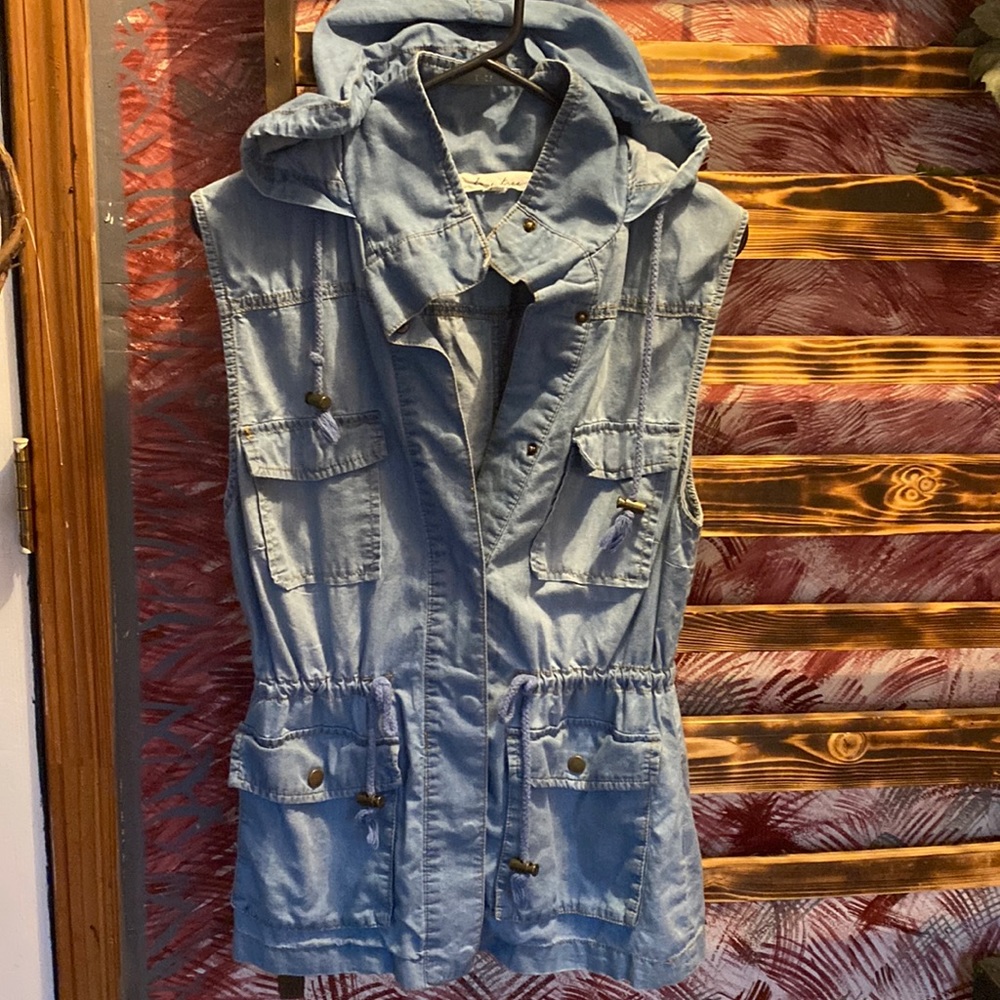 Love Tree, Sz Medium, Sleeveless, Snap button, Soft Jean, adjustable waist